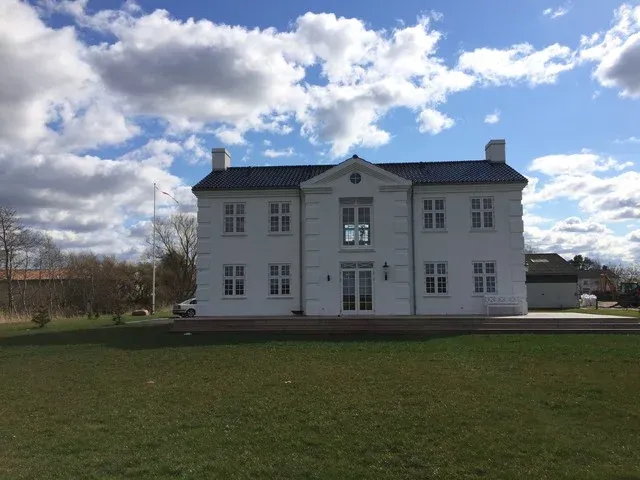 Haveside på engelsk villa ved fjorden, Nørholm — Arkitekttegnestuen Yderskov